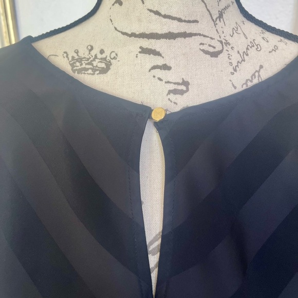 Liz Claiborne black blouse keyhole with gold button. Size 0X. - Picture 3 of 3